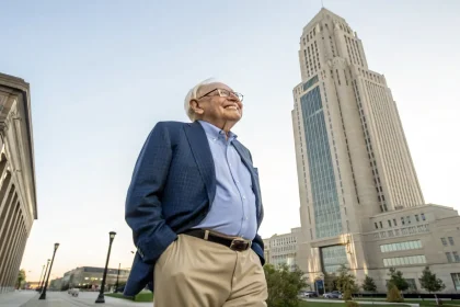 buffett remains chairman stays active